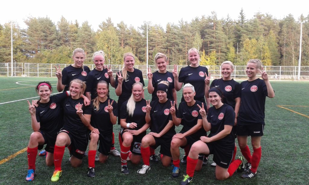 Kissanaiset joukkuekuvassa